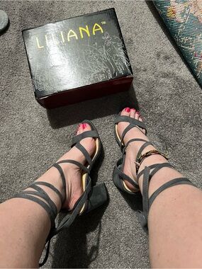 Liliana Gray Wrap-Around Strappy Block Heels size 8.5